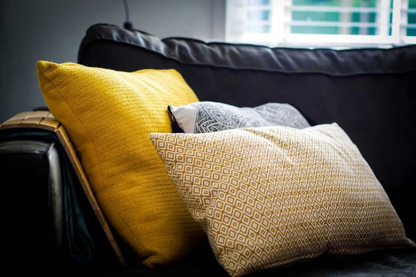 Quelle est la manière simple de personnaliser des housses de coussin ?