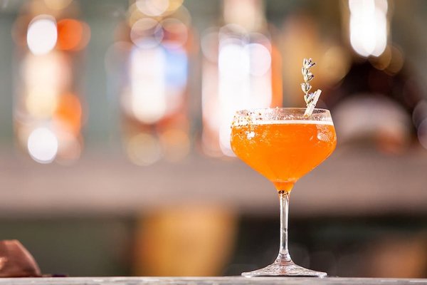 Quelles techniques pour créer une petite bibliothèque murale dans un couloir ?