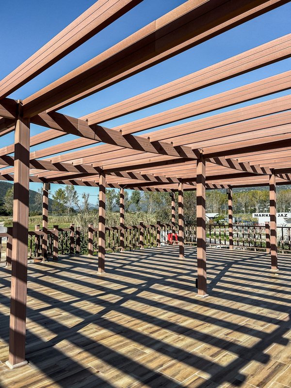 Pergola bioclimatique autoportée : l'abri élégant et fonctionnel pour votre espace extérieur